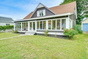 Spacious Vintage Gem w/ Sunroom in Manistee! - Interiör