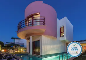 Villa con piscina privada, jardín, terraza y vistas al mar. - Piscina
