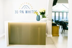 30 on Whites Guesthouse - Rezeption