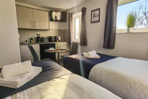 4 Bedroom Contractor Accommodation Chadburn - Room