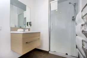 Ramada Suites by Wyndham Auckland Manukau Pacfic Centre - Salle de bain