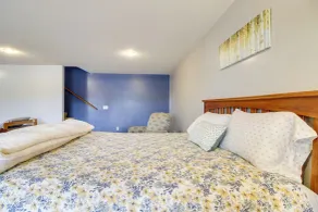 Private Lakefront Cabin w/ Hot Tub, Deck & Views - Intérieur