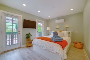 Walk to Festival of Lights: Cozy Couple's Retreat - Interior