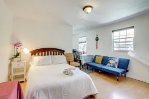 5 Mi to Dtwn Oakland: Studio w/ Shared Patio - Interior