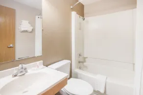 Super 8 by Wyndham Jamestown - Salle de bain