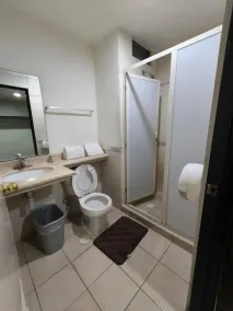 Hotel Montreal - Bathroom