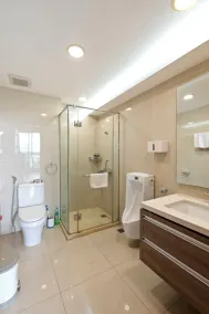 Moon West Lake Residence - Bathroom