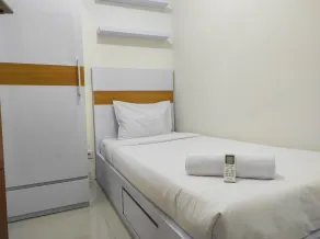 Homey and Comfy 2BR at Vida View Apartment By Travelio - Værelse