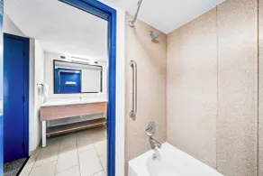 Spark by Hilton Orlando near Universal - Bathroom