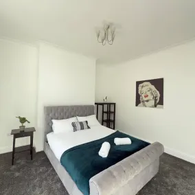 The One Bed Hideaway - Rum