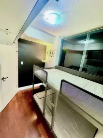 Core Downtown Toronto-8 Sleeper-6 Beds-2 Bathrooms-Washrooms-Free Parking-CN Tower-Ripleys Museum-Blue Jays Stadium-Rogers Centre-Scotia Arena-MTCC-In front-Gym-Pool-Jacuzzi Sauna-Filter Drinking Water-WiFi-Cot - Værelse