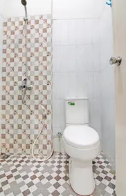 Hotel O Sandira Syariah - Baño