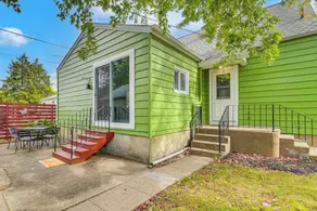1 Mi to Dtwn Burlington: Modern Home w/ Yard! - Innvendig