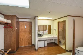 Sugarcreek Village Inn - Bathroom