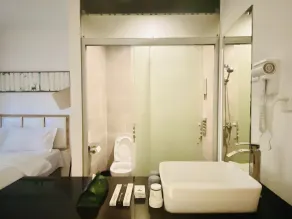 Hidden Garden Youth Hostel -Oriental Pearl &Lujiazui -Garden Social Area -Bar -Café -Free Laundry Luggage Storage -24H Front Desk -English Service - Bathroom