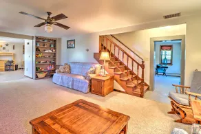 Mifflinburg Farmhouse w/ Deck: Family Friendly! - Innvendig