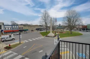 Historic Lawrenceburg Loft: Balcony + Square Views - Interiør