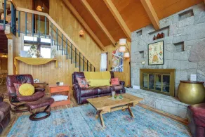 Deck, Mountain Views: Colorful Retreat in Vernon! - Interiør