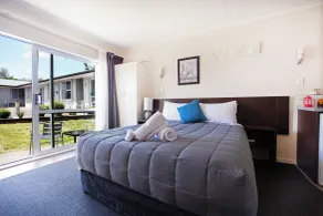 Lake Breeze Motel - Room