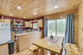 3 Mi to Ausable River! Forest Retreat w/ Fire Pit - Interiør