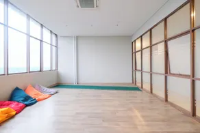 Homey and Minimalist 1BR Royal Sentul Park Apartment By Travelio - Zimmer