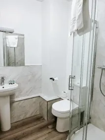 The Red Lion Inn - Bathroom