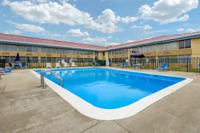 Econo Lodge Inn & Suites Triadelphia - Wheeling - Piscine