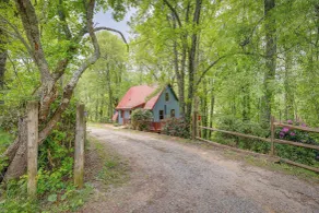 Charming Cabin w/ Wraparound Deck in Blue Ridge! - Innenbereich