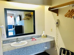 Econo Lodge Near Lackland Air Force Base-SeaWorld - Bathroom