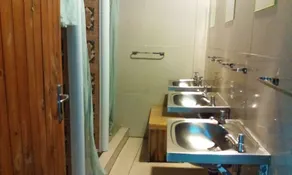 Accoustix Backpackers Lodge - Bathroom