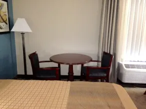 Days Inn by Wyndham Englewood Dayton Airport - Rum