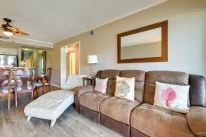 Walk to Coast: North Myrtle Beach Condo w/ Pool! - Intérieur