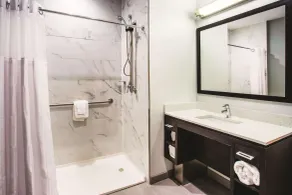 La Quinta by Wyndham Inner Harbor Downtown - Bathroom