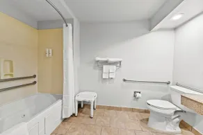 Quality Inn & Suites San Antonio Airport - Stone Oak - Salle de bain