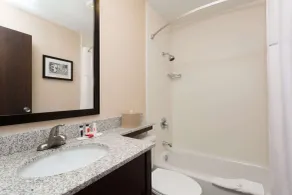 Super 8 by Wyndham Longmont/Twin Peaks - Salle de bain