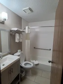 Super 8 by Wyndham Bedford - Salle de bain