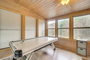 Hot Tub, Trails, Views! Little River Retreat - Innvendig