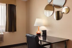 Howard Johnson by Wyndham Williams - Chambre