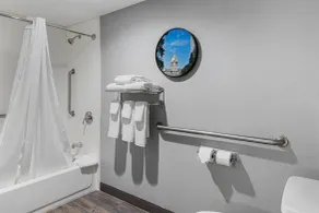 Best Western Plus Savannah Gateway - Bathroom