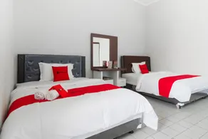 RedDoorz near Batik Tulis Celaket 2 - Habitación