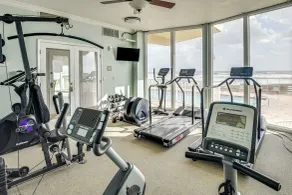 Pool, Balcony & More! Oceanfront Shores Club Condo - Interiør