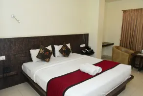Sai Vihaar Inn & Suites - Vista do quarto