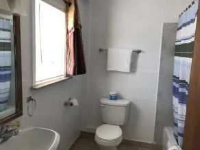Chalet Motel - Your Cozy Basecamp for Bend Adventures - Bathroom