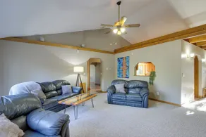 Peaceful Hibbing Getaway: Heated Floors, Fire Pit! - Interiör