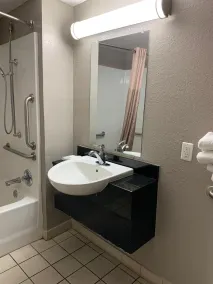 Motel 6 Laredo, TX - North I-35 - Bathroom
