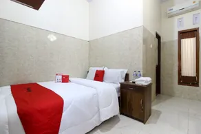 RedDoorz near Museum Gunung Merapi - Chambre