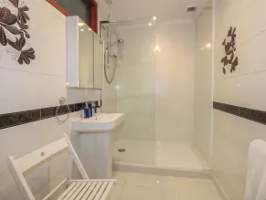Tall Trees - Bathroom