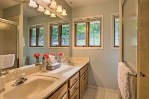 Grand Rogers Lake Home w/ Game Room & Scenic Views - Badeværelse