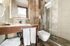 Castle Franco Suites - Bathroom