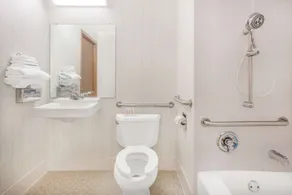 Days Inn by Wyndham Marquette - Salle de bain